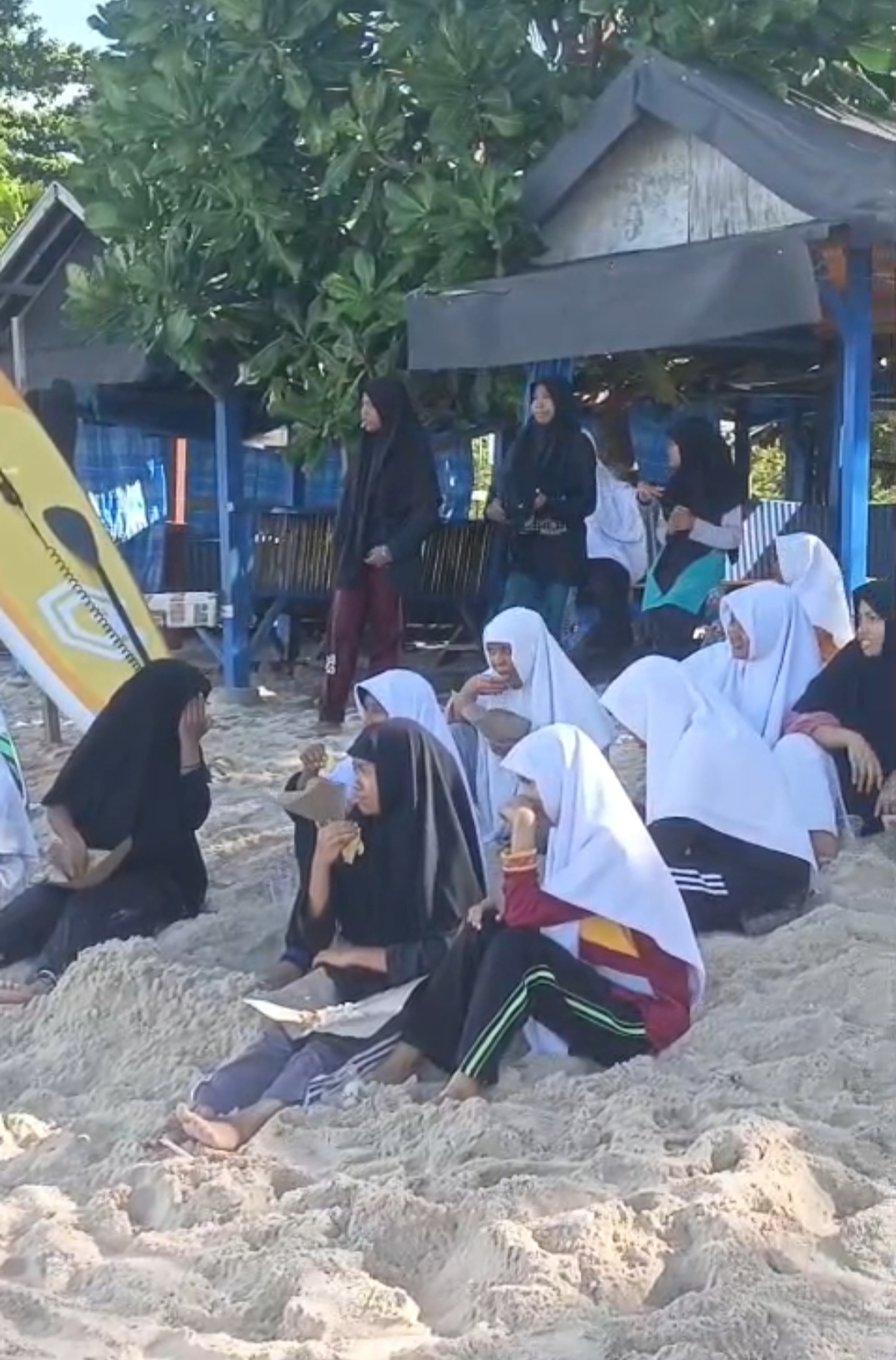 Jumat Seru di Pantai Nirwana: Kebersamaan Santriwati Penuh Keceriaan
