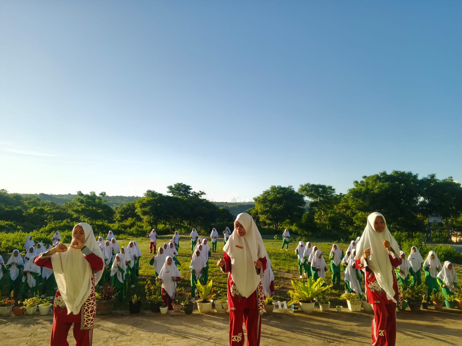 Wujudkan Santriwati Sehat, Ponpes Modern Putri Al-Syaikh Abdul Wahid Gelar Senam Massal